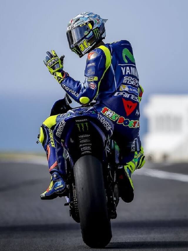 Piloto de corrida da competição MotoGP, andando na pista