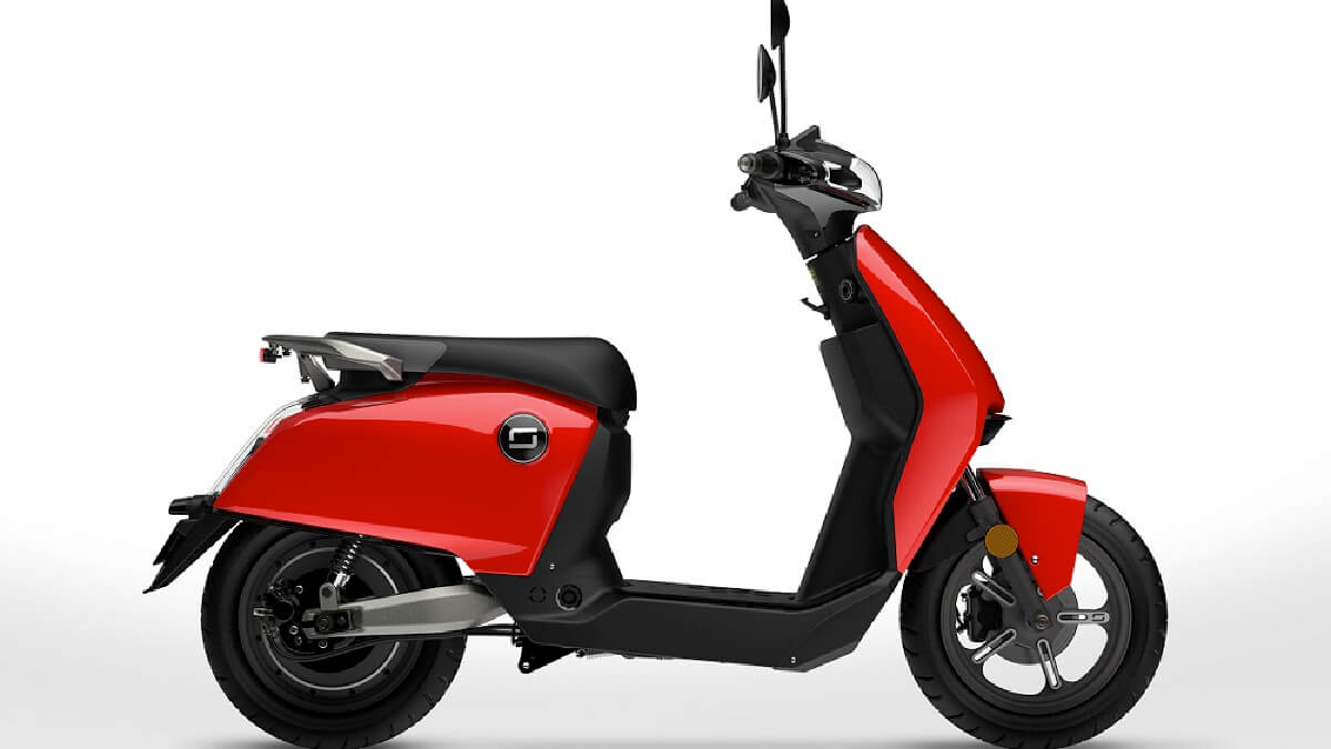 Super Soco CU 2022 vermelha de lado em um fundo branco