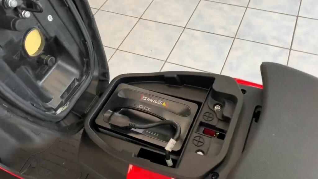 Cu 2022 Super Soco bateria dentro do compartimento do banco  