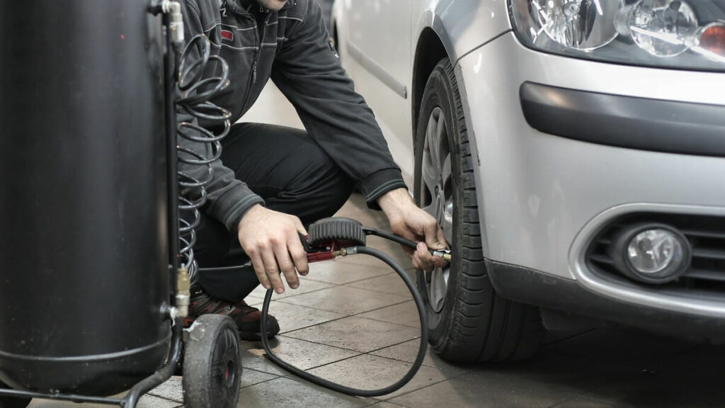 Homem fazendo os cuidados com os pneus