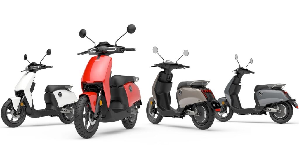 Super Soco CUX cores, com quatro motos em um fundo branco.