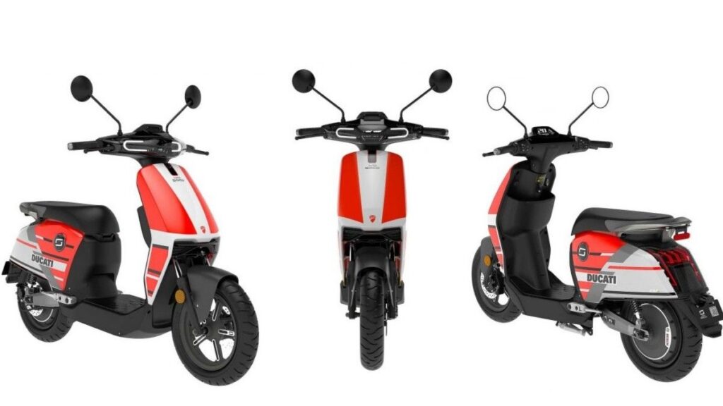 Super Soco CUX modelo Ducati 2022, laranja e branco em um fundo vermelho