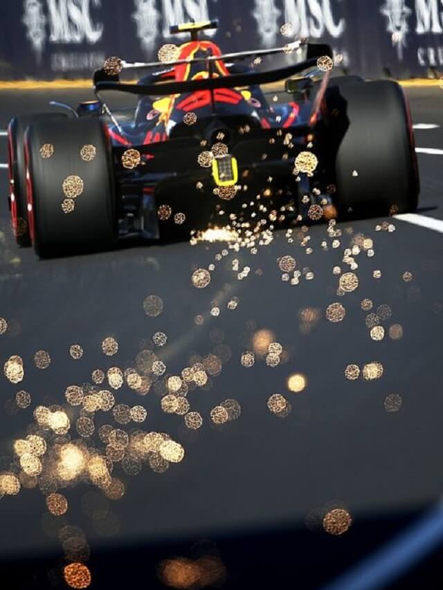 Traseira de carro de corrida da F1, saindo faísca na pista de corrida