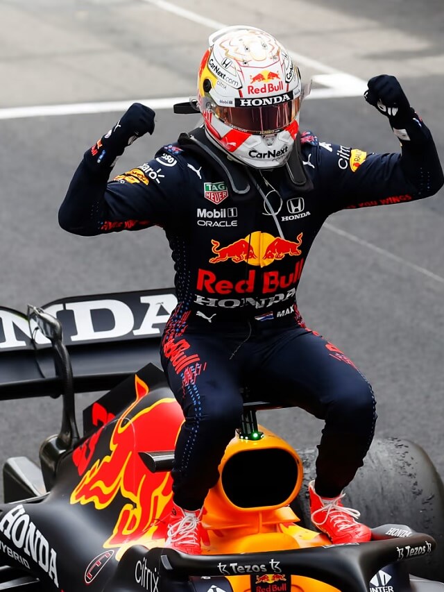 Piloto Max Verstappen comemorando vitória na competição F1 2022