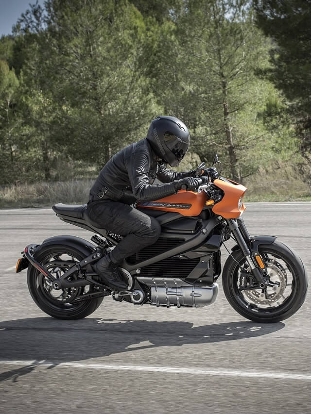 Lateral da nova Harley-Davidson LiveWire na cor laranja, andando no asfalto