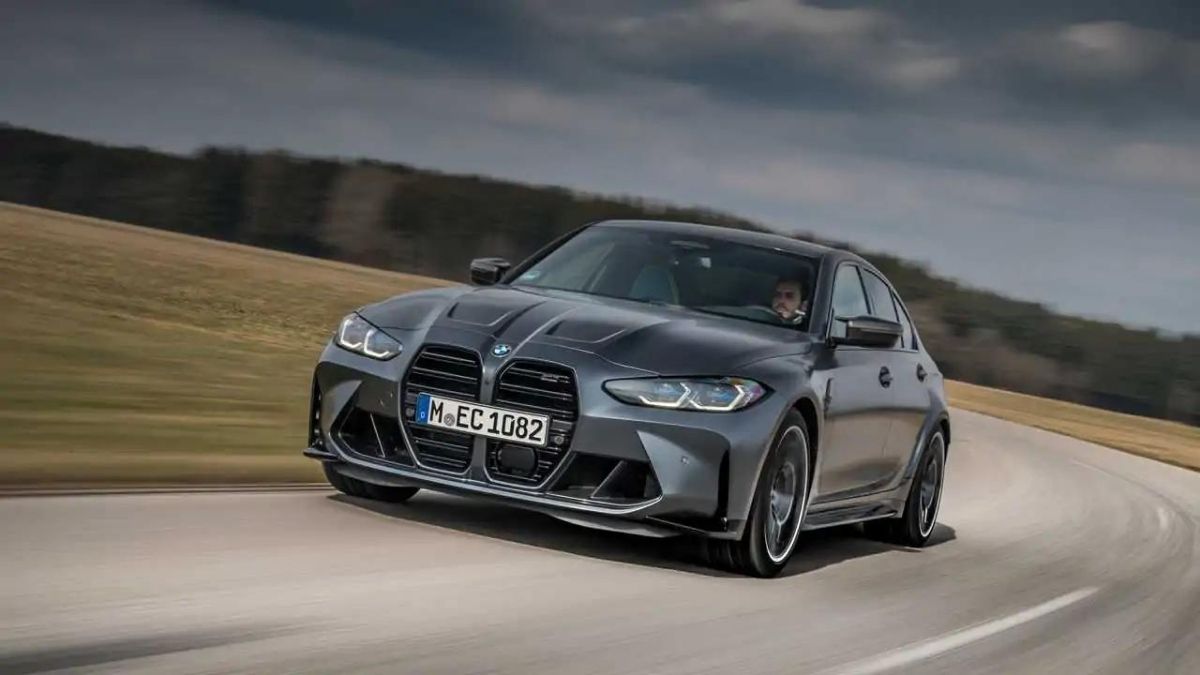 BMW M3 2022 cinza em movimento