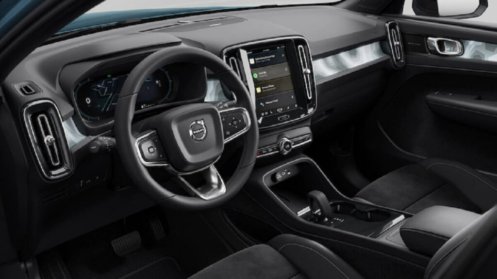 Interior do Volvo C40, com cores escuras e uma tela de led.