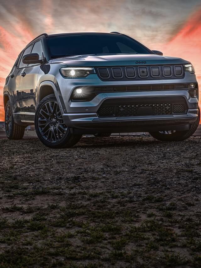 Frente do novo Jepp Compass 2022 estacionado no barro