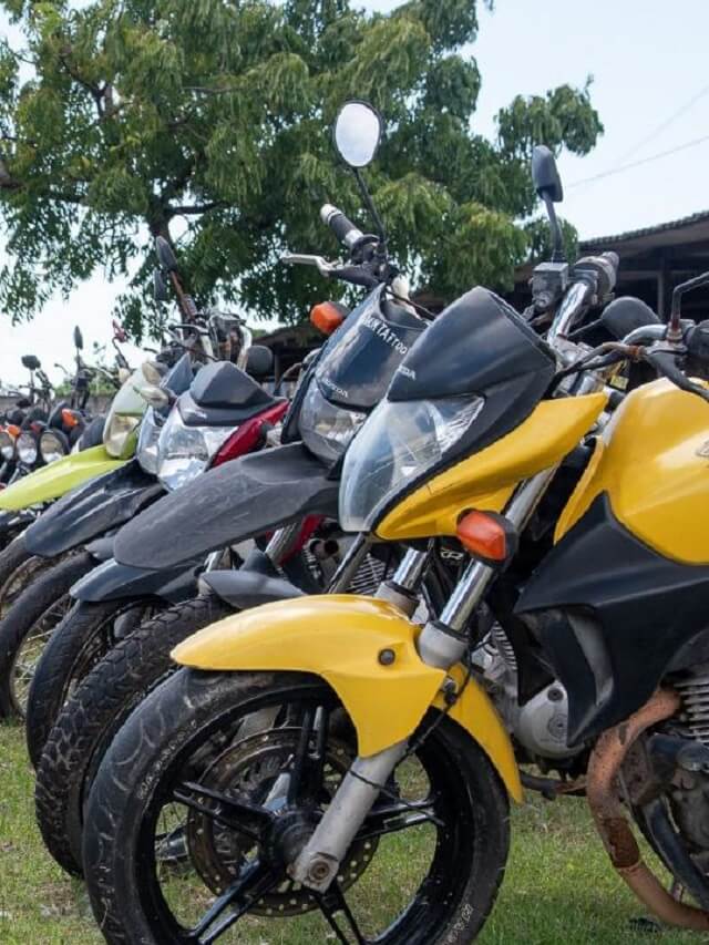 Lateral de motos que são de leilão, estacionada na grama
