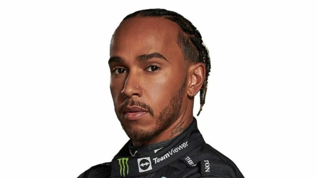 Foto de Lewis Hamilton com macacão preto da Mercedes