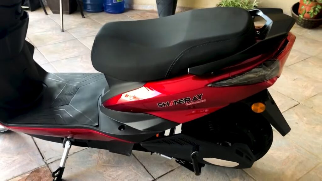 Moto Shineray SE3 2022 vermelha parte traseira com a roda com um motor de cubo