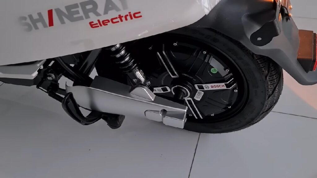 Roda traseira SE2 2022 branco, com o motor de cubo no centro da roda