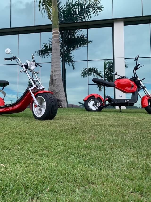 Veículos elétricos da Shineray parados na grama