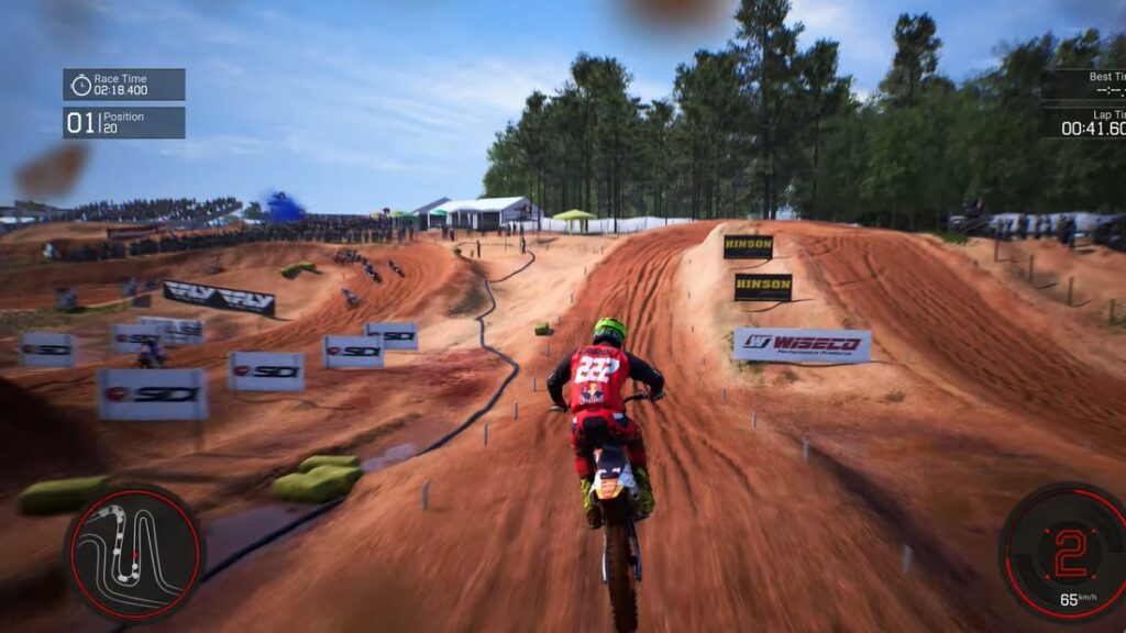 Melhores jogos de corrida de moto. com um homen de vermelho em cima de uma moto no ar com uma estrada de barro.