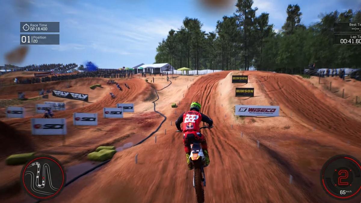 Melhores jogos de corrida de moto. com um homen de vermelho em cima de uma moto no ar com uma estrada de barro.