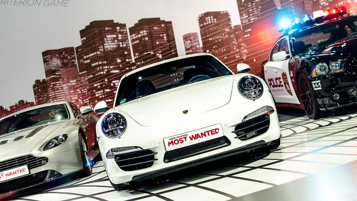 10 Melhores jogos de corrida para PS2 com um carro branco no centro e a direita um carro cinza, a esquerda um carro policial