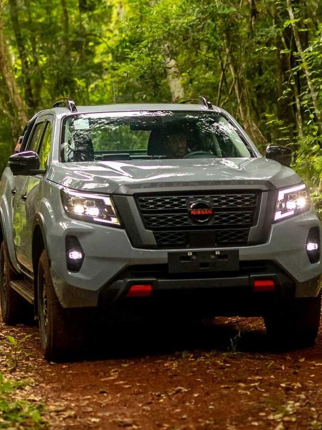 Dianteira da nova Frontier Pro 4 x na cor cinza, andando no barro