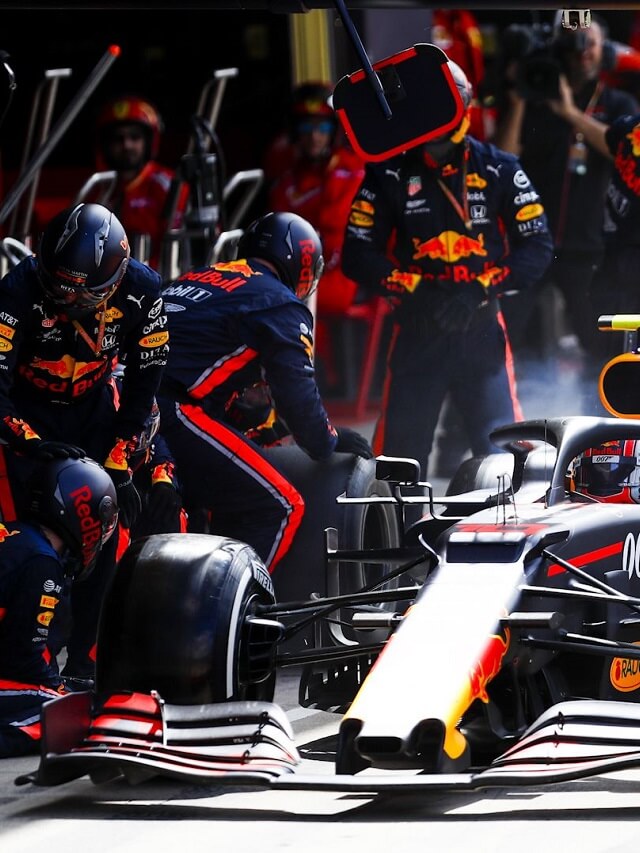 Pessoas fazendo pit stop na F1 2022, equipe da Red Bull Racing