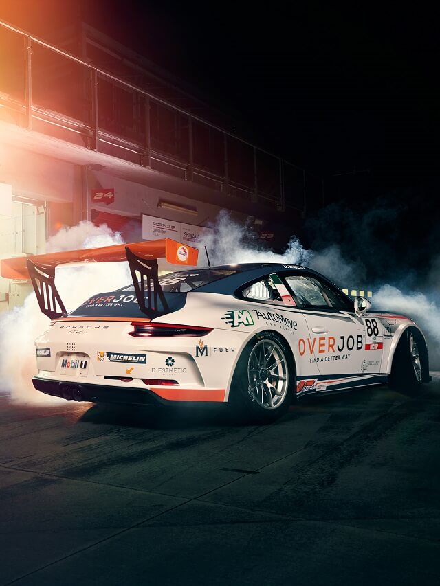 Traseira do caro de corrida da competição Porsche Cup Brasil 2022