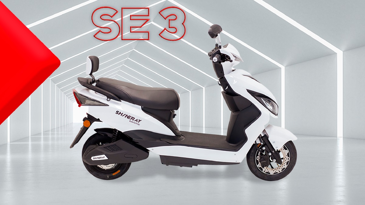 Scooter Shineray SE3 2022 branca em um fundo branco com o nome do modelo.