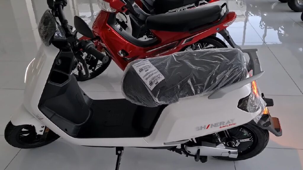 SE2 2022 Shineray 2022 branco com plastico protetor em uma garagem