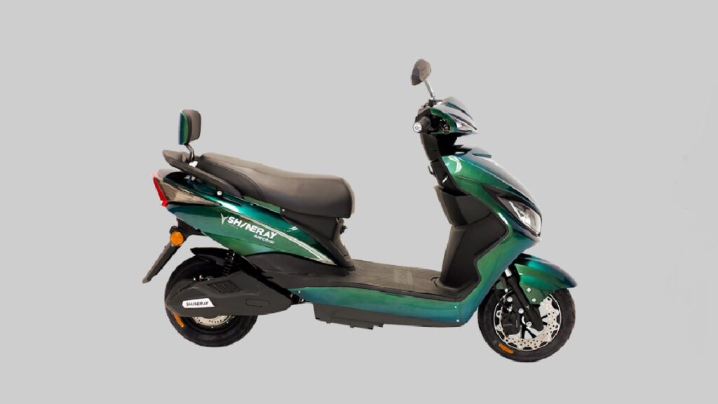 SE3 2022 Shineray verde em um fundo branco.