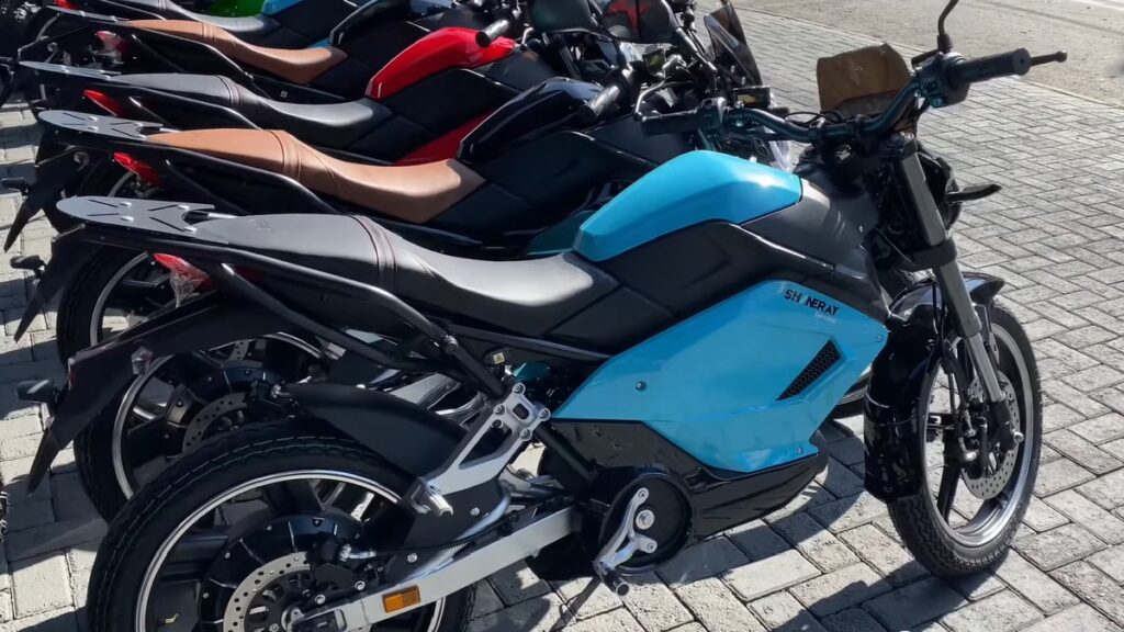 Várias Shindenay SHE-E 2022 coloridas em um estacionamento.