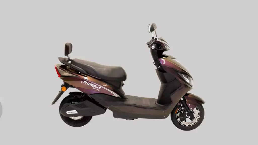 SE3 2022 dourada com reflexos roxos em um fundo branco