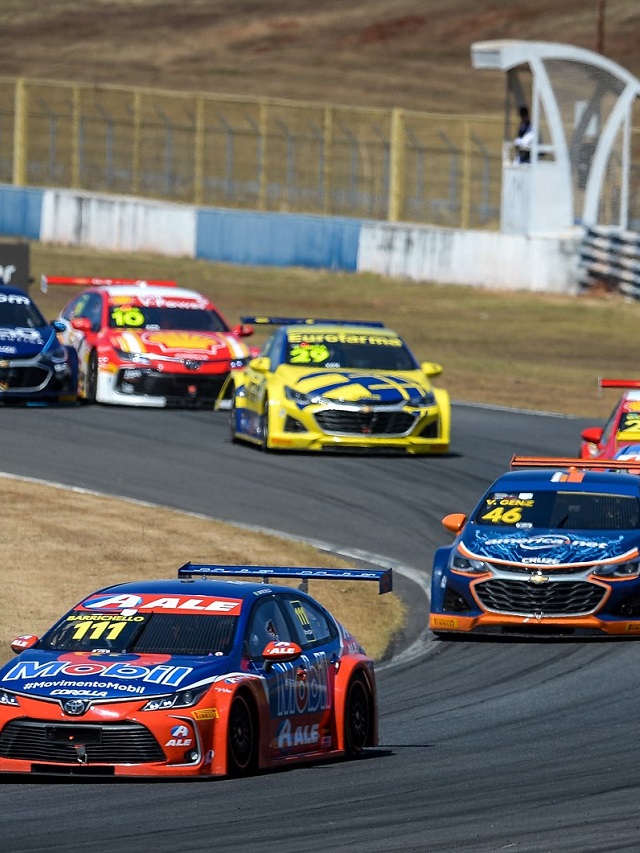 Carros da Stock Car na pista de corrida