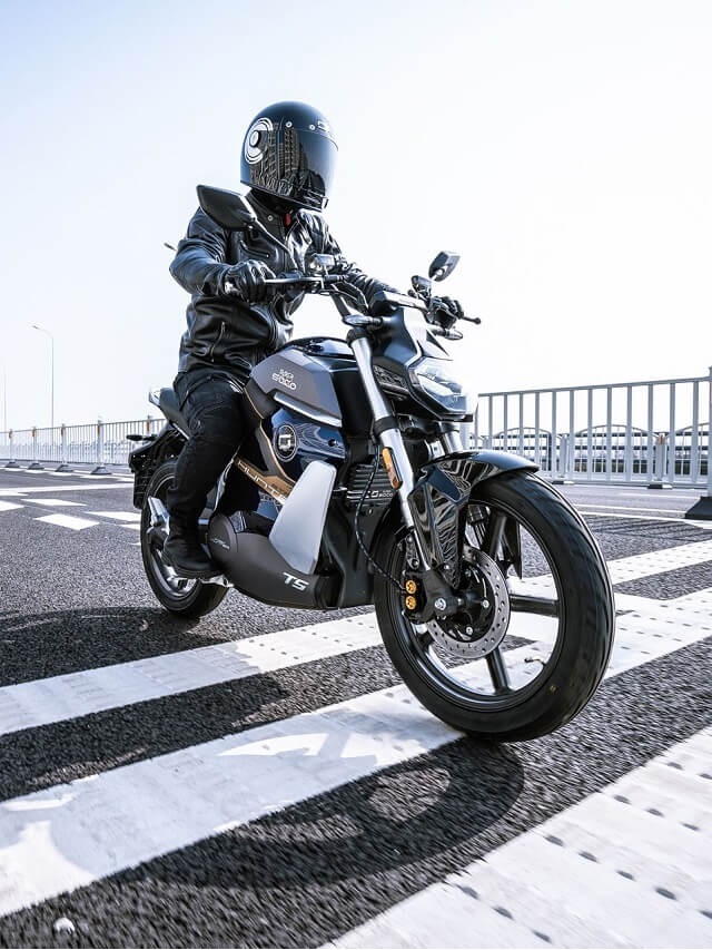 Pessoa utilizando a moto da marca Super Soco na estrada