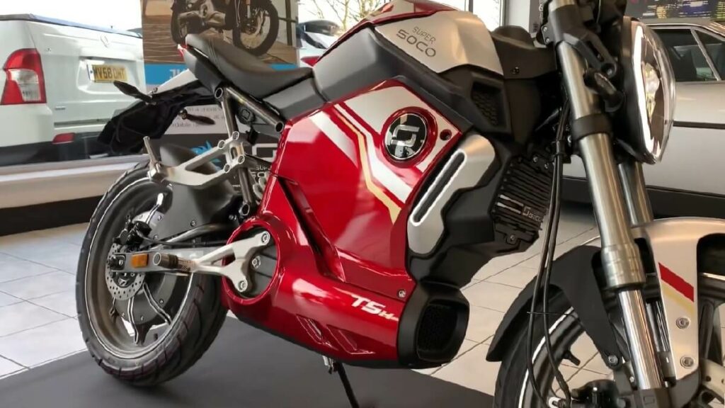 TSX 2022 vermelha em uma garagem de motos.