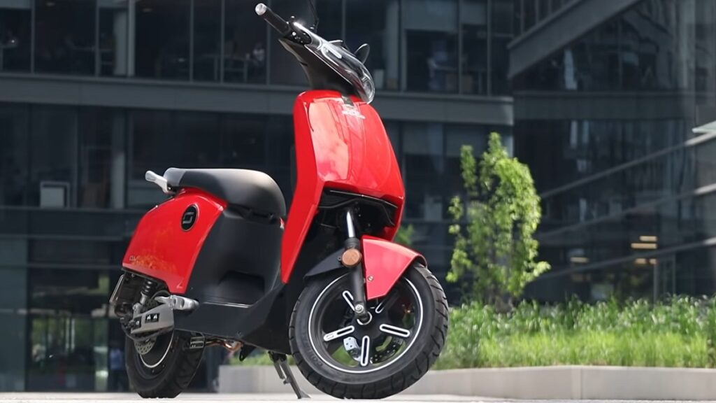 Super Soco CUX 2022 vermelho em uma praça.