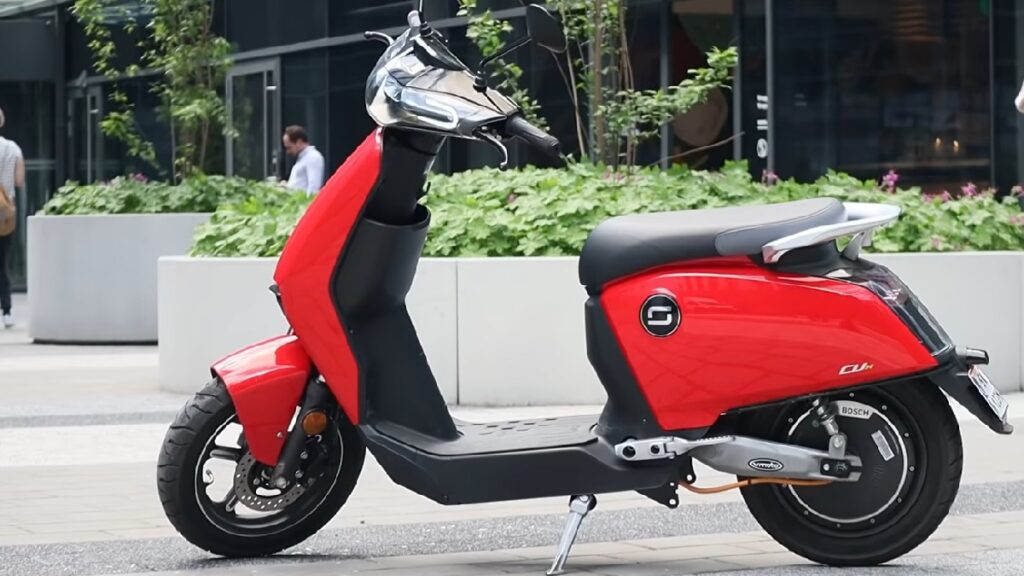 Super Soco CUX 2022 vermelha em uma praça