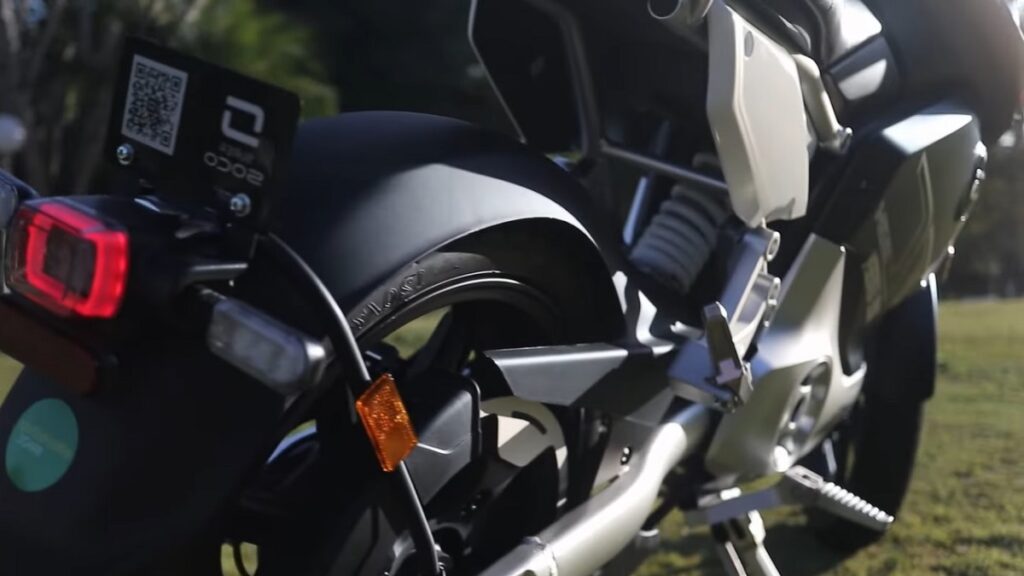 TC Max Super Soco em meio a um gramado com uma visão por trás