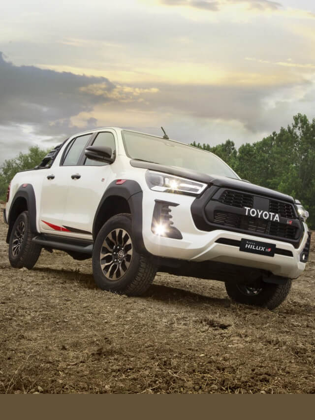 Nova dianteira da Hilux GR-S na cor branca, parada na terra