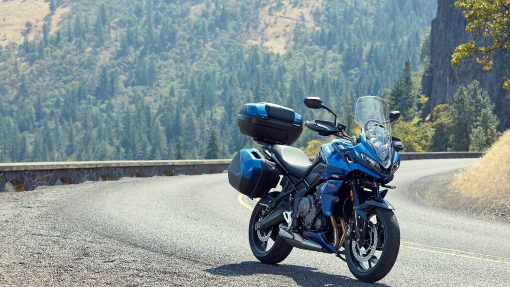 Moto Tiger Sport 660 2022 na cor azul, estacionada na estrada