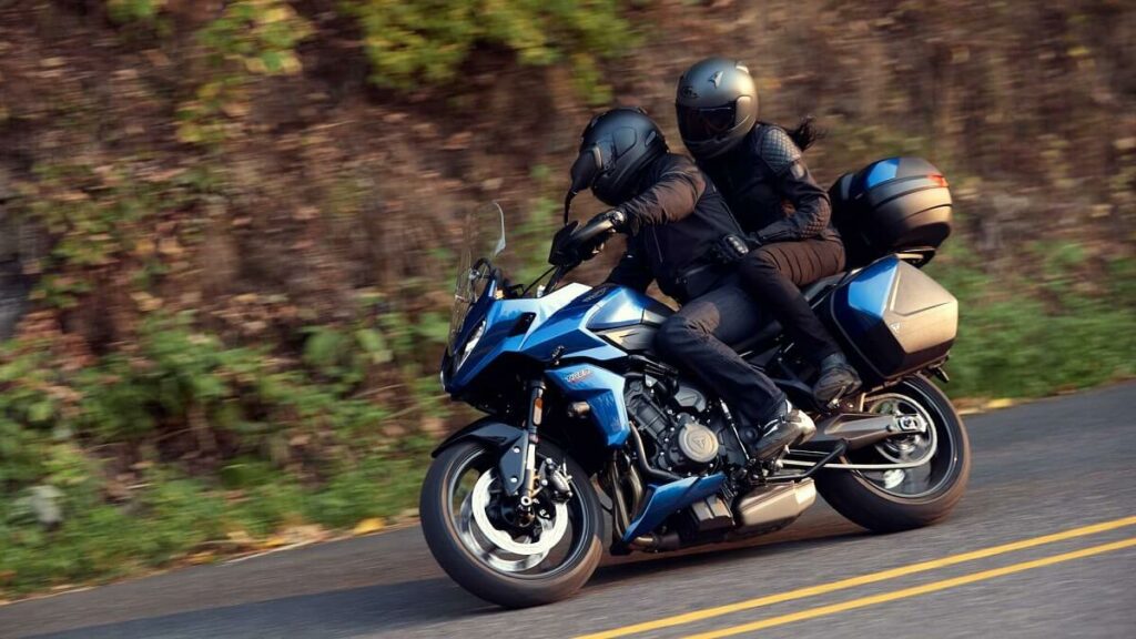 Pessoas andando com a Tiger Sport 660 2022 na cor azul