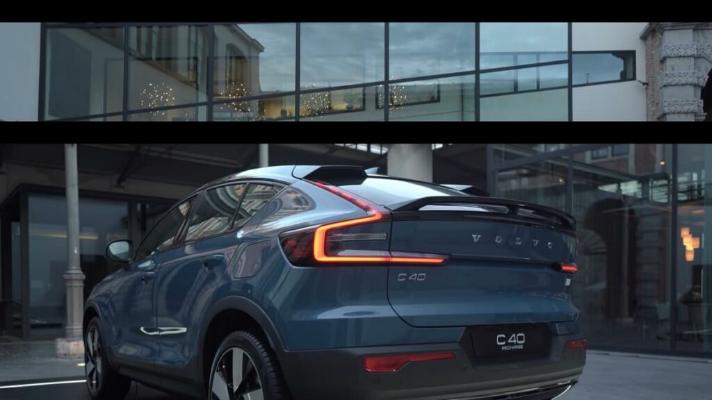 Volvo C40 azul  visto por trás