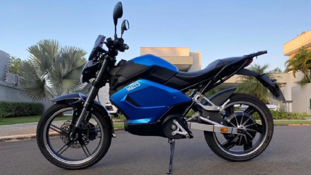 Watts W125 2022, azul, de lado em uma estrada de asfalto.