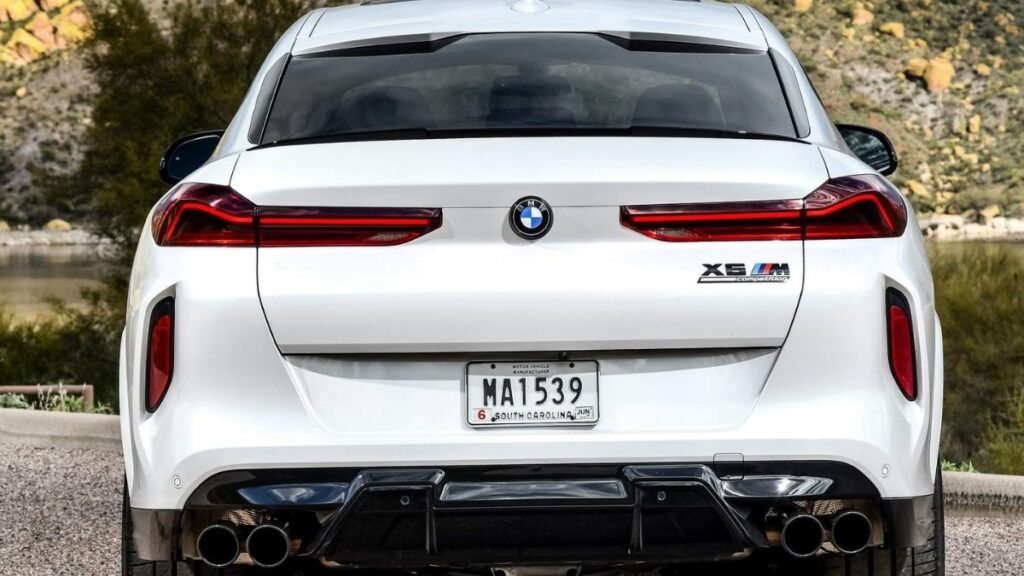 X6M 2022 branca, traseira com 4 saídas de escapamento