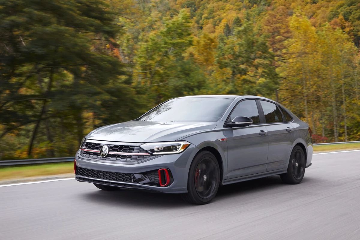 Lateral frontal VW Jetta 2023 carros com j