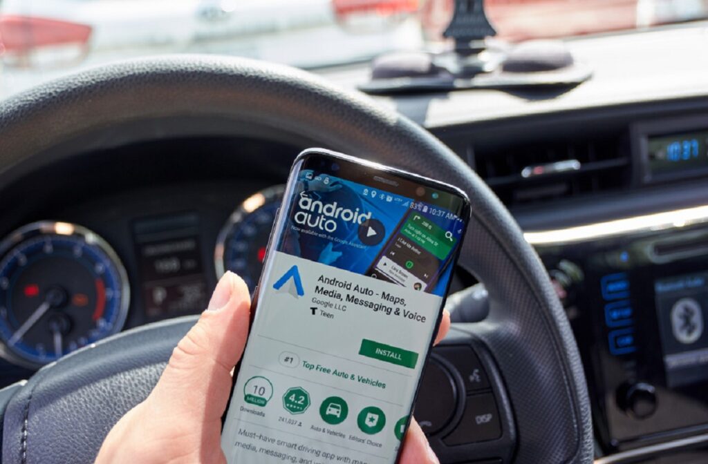Celular conectado ao Android Auto.