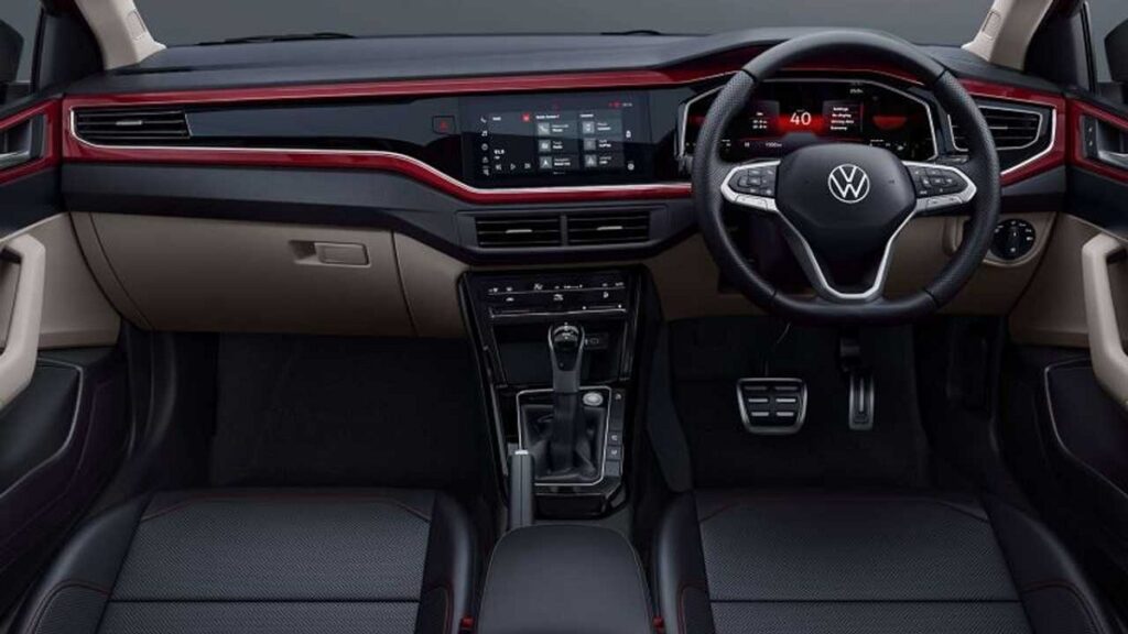 Interior do novo Virtus 2023 com estofamento preto e detalhamento em vermelho