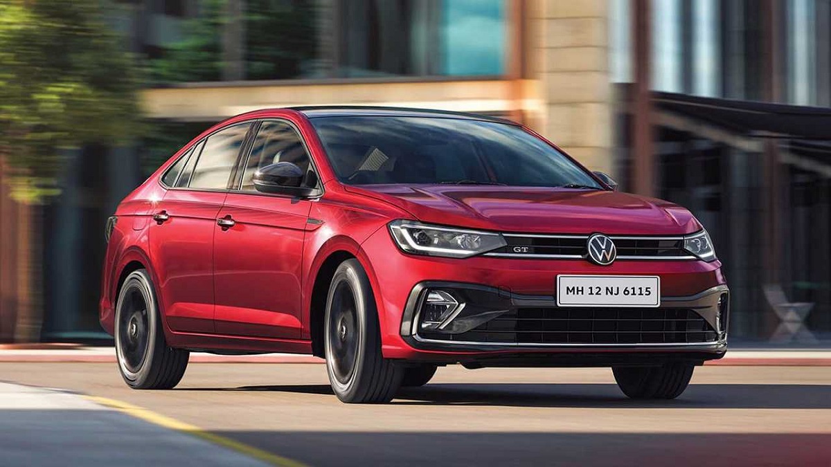 VW Virtus 2023 vermelho, com detalhes pretos rodando em uma cidade