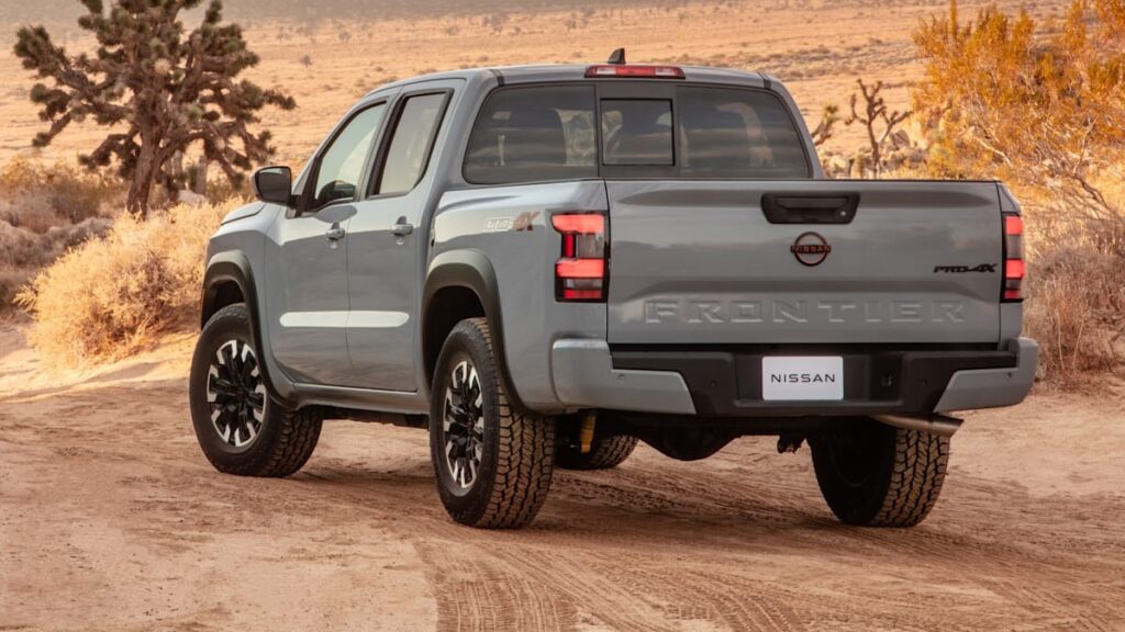 Traseira Nissan Frontier 2023 em um deserto