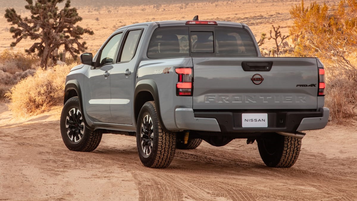 Traseira Nissan Frontier 2023 em um deserto