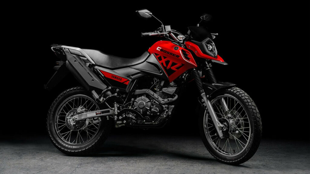 2023 crosser vermelha em um fundo preto.