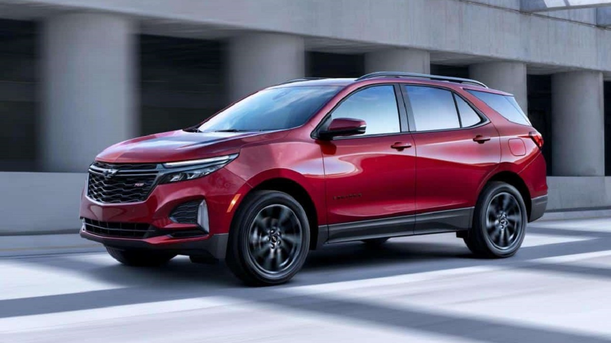 Lateral RS Equinox 2023 esportivo cor exclusiva vermelho ruby