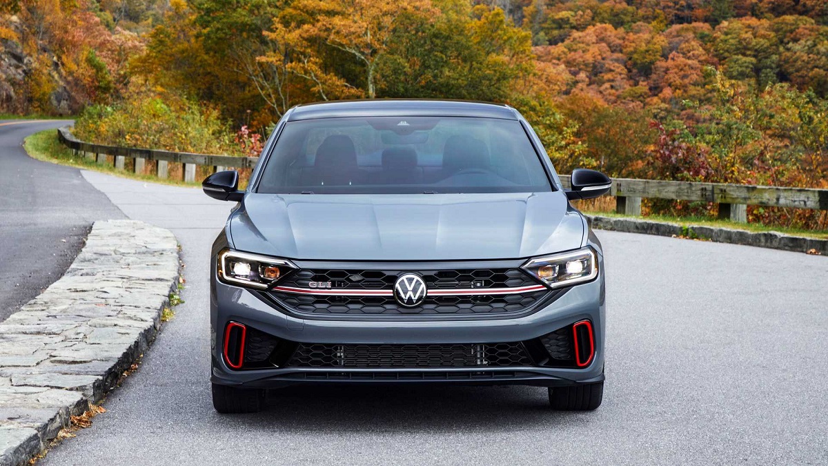 VW Jetta 2023 em uma estrada de asfalto.