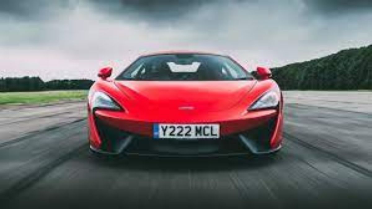 Frente da Mclaren 540C 2022 vermelha na pista